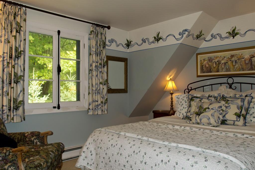 Le Petit Clocher Gite Touristique B & B Saint-Sauveur-des-Monts Værelse billede