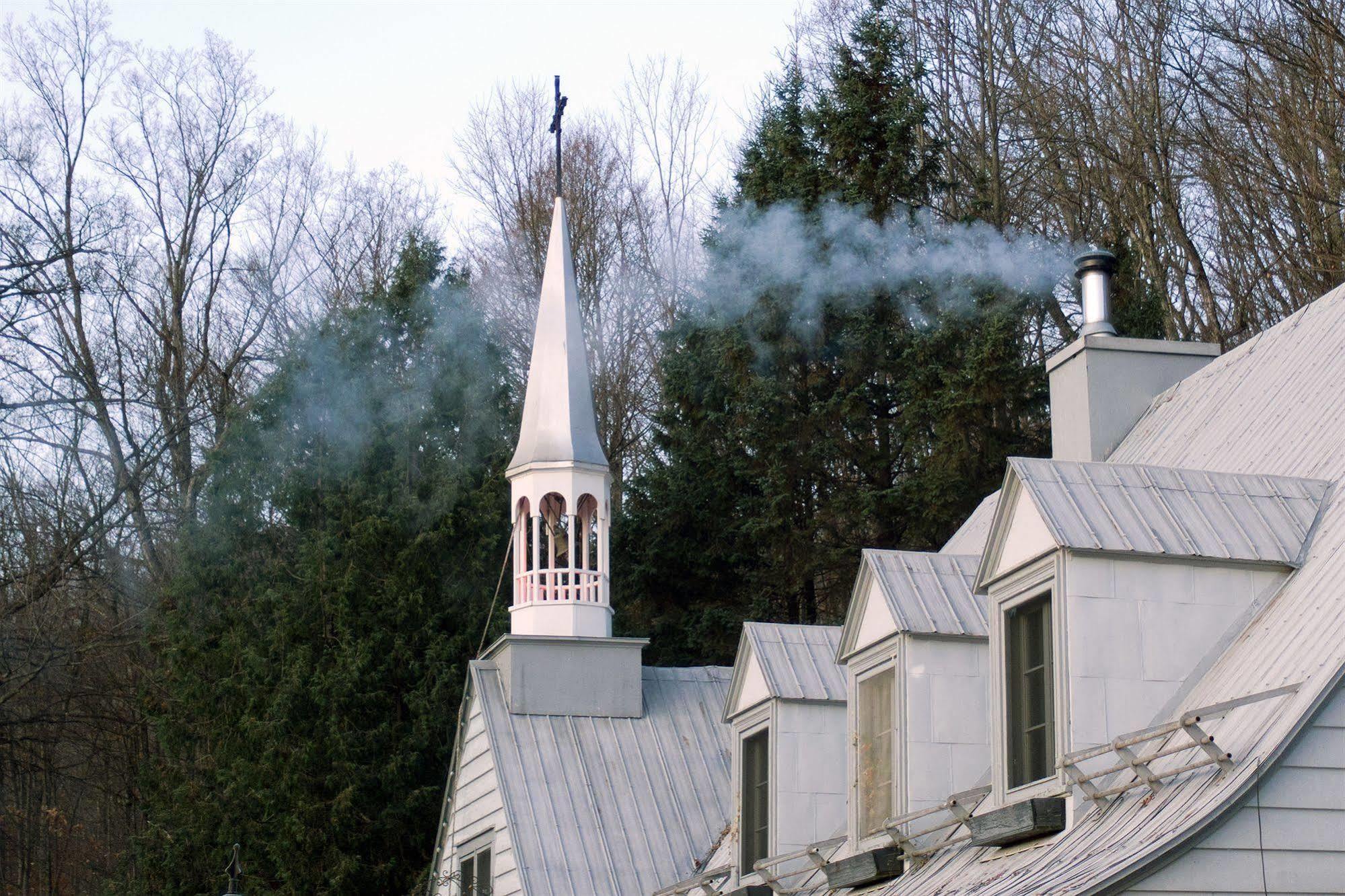 Le Petit Clocher Gite Touristique B & B Saint-Sauveur-des-Monts Eksteriør billede