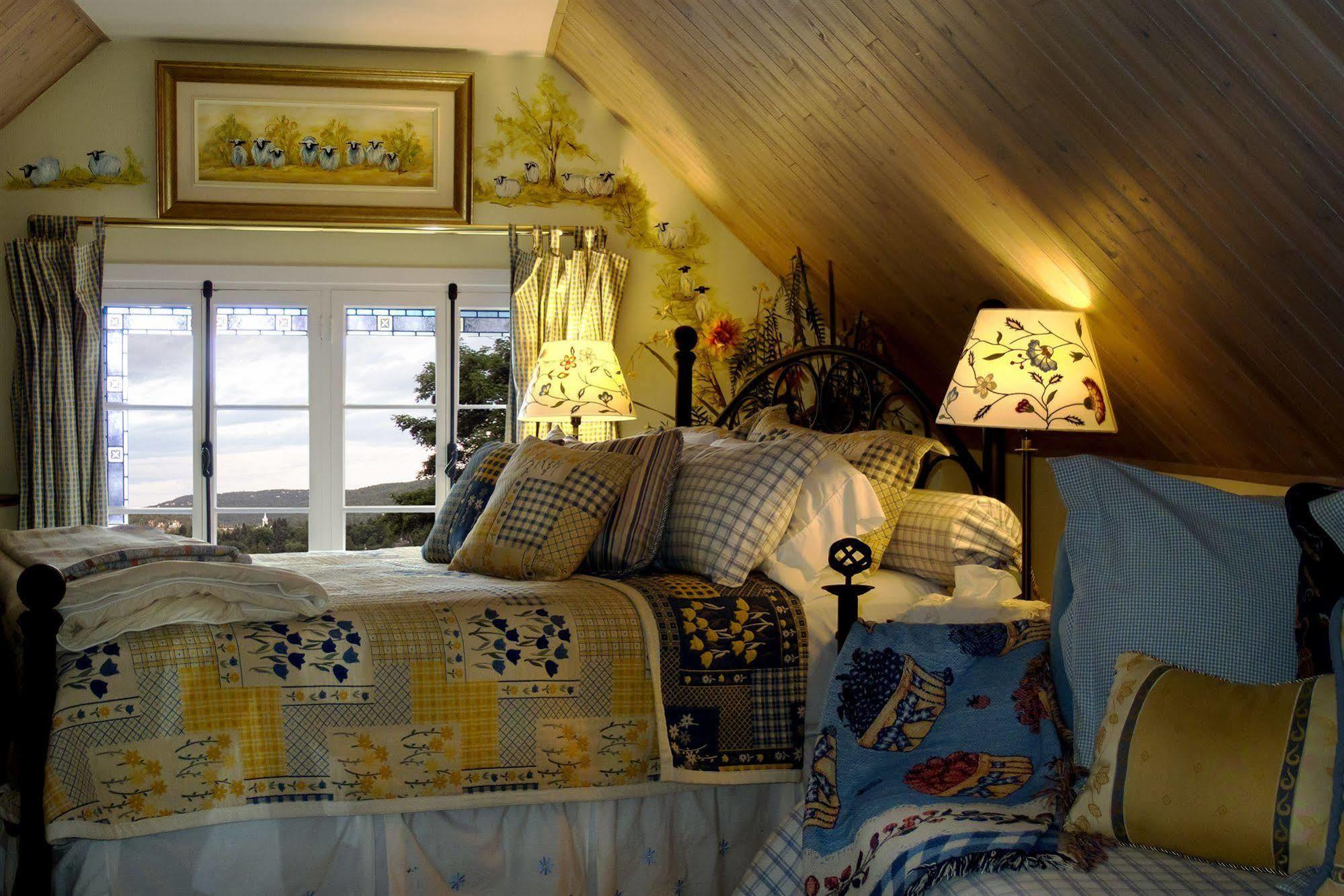Le Petit Clocher Gite Touristique B & B Saint-Sauveur-des-Monts Eksteriør billede
